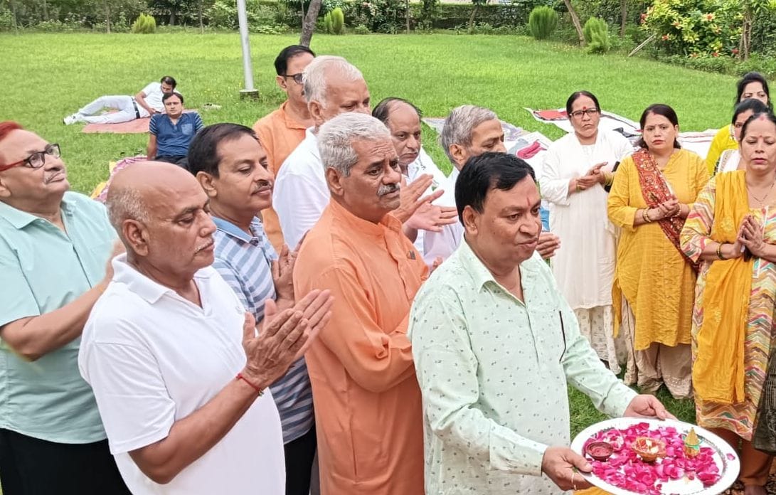 सीतापुर नेत्र चिकित्सालय में योग विज्ञान संस्थान की ओर से हुए कार्यक्रम में पूजन करते पदाधिकार