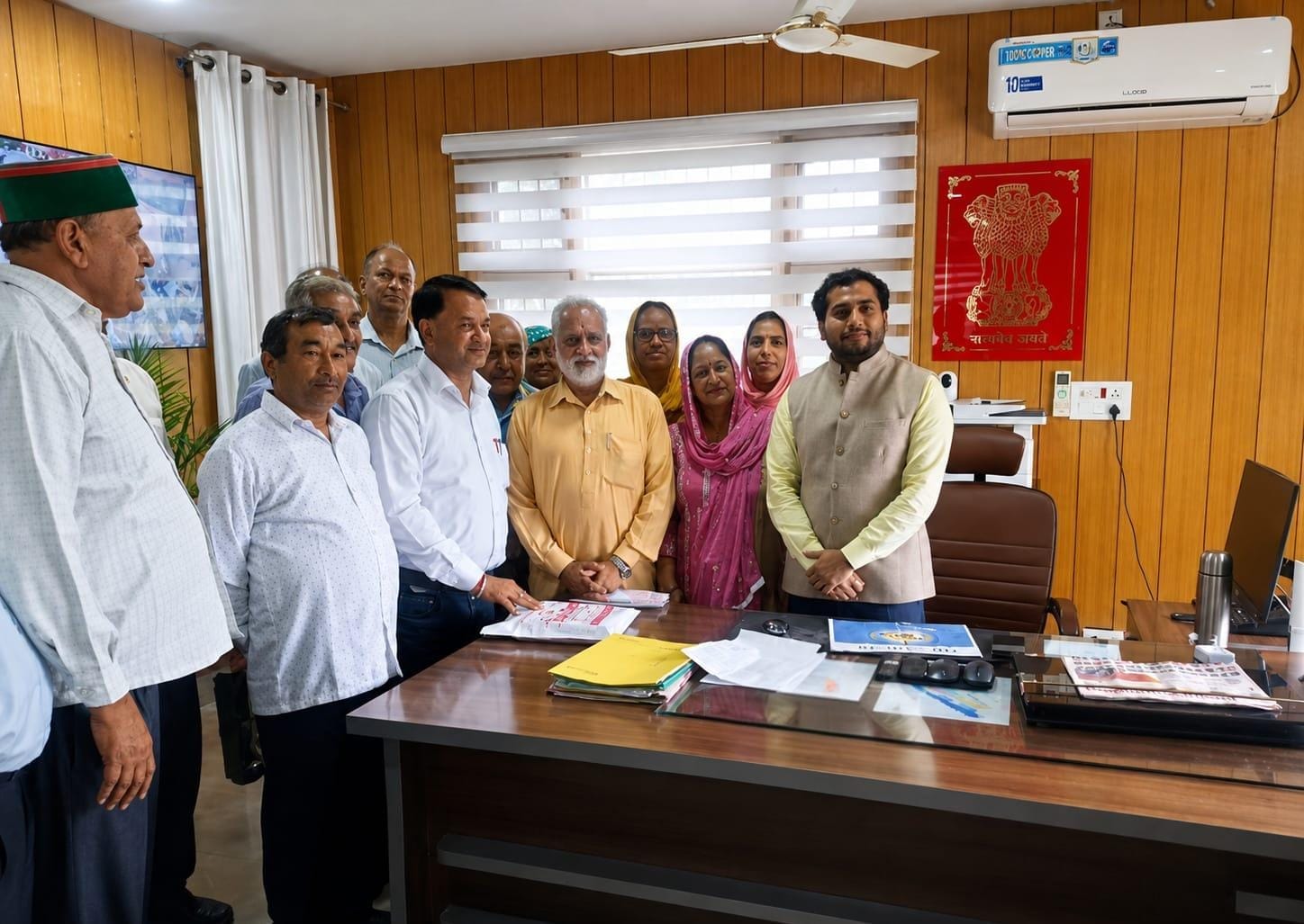 स्वारघाट में एसडीएम से मिलने पहुंचे सेवानिवृत्त मंदिर न्यास कर्मचारी। स्रोत: जागरूक पाठक