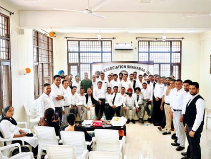शाहाबाद। बार एसोसिएशन की नयी कार्यकारिणी एवं अधिवक्ता। स्वयं