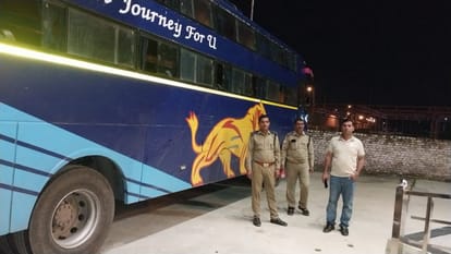 शाहजहांपुर में बस को सीज करते एआरटीओ। स्रोत: स्वयं
