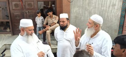 शाहपुर में हुई चोरी की घटना की जानकारी लेते चेयरमैन हाजी अकरम कुरैशी ।फोटो स्रोत संवाद ।