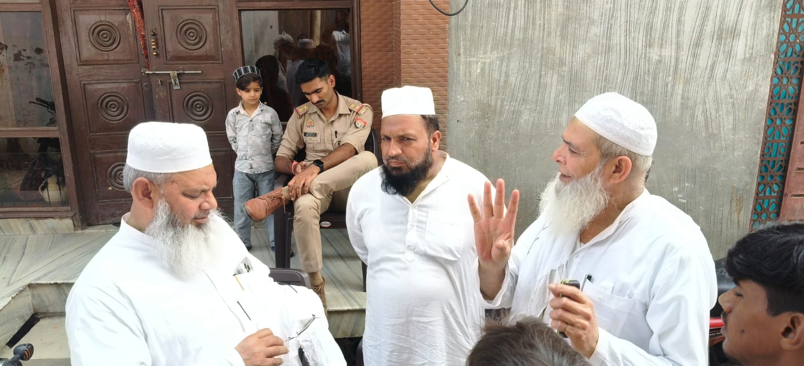 शाहपुर में हुई चोरी की घटना की जानकारी लेते चेयरमैन हाजी अकरम कुरैशी ।फोटो स्रोत संवाद ।
