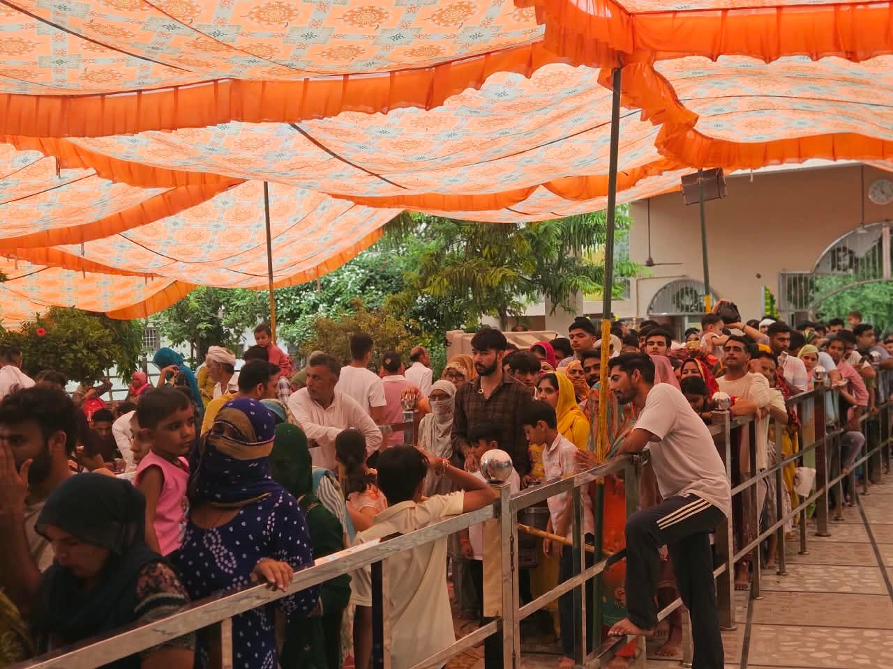 शहर के बाबा स्वामीदयाल मंदिर के बाहर लगी श्रद्धालुओं की भीड़। 