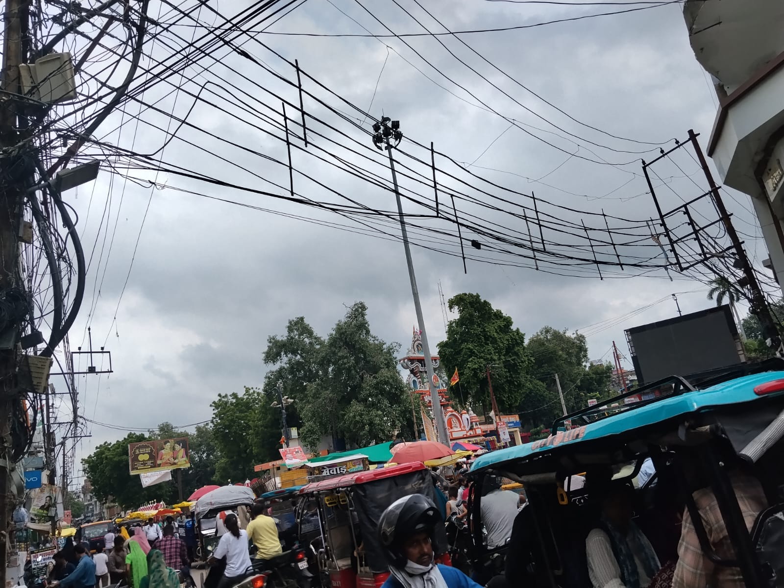 शहर के कोतवाली चौराहा  पर बिना सेफ्टी गाार्ड के झूलते बिजली के तार