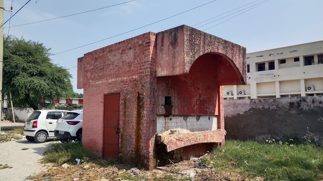 शहर की सब्जी मंडी में बनी प्याऊ। संवाद