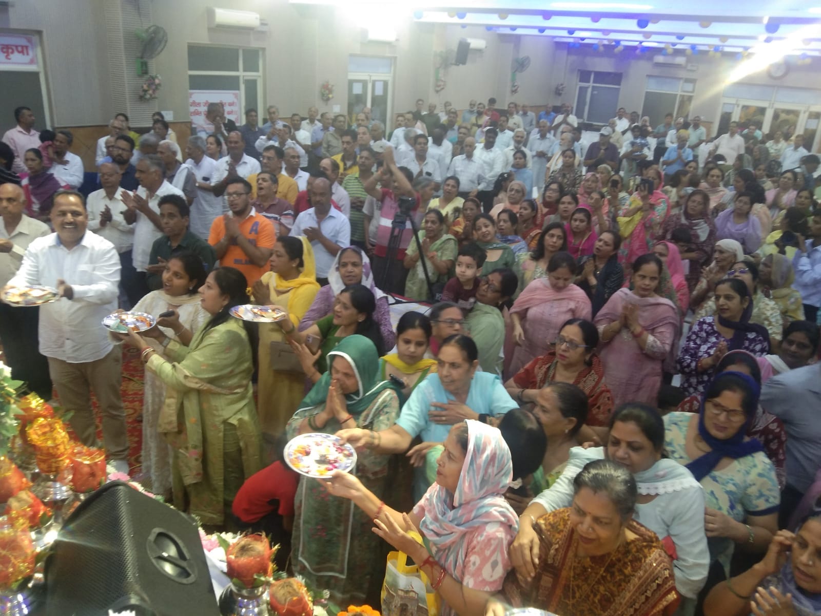 शहर के सेक्टर-आठ स्थित श्रीकृष्ण कृपा गीता मंदिर में आयोजित श्रीमद्भागवत कथा के दौरान आरती करते