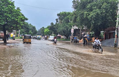 शहर के दिबियापुर रोड पर हुए जलभराव के बीच निकलते वाहन। संवाद