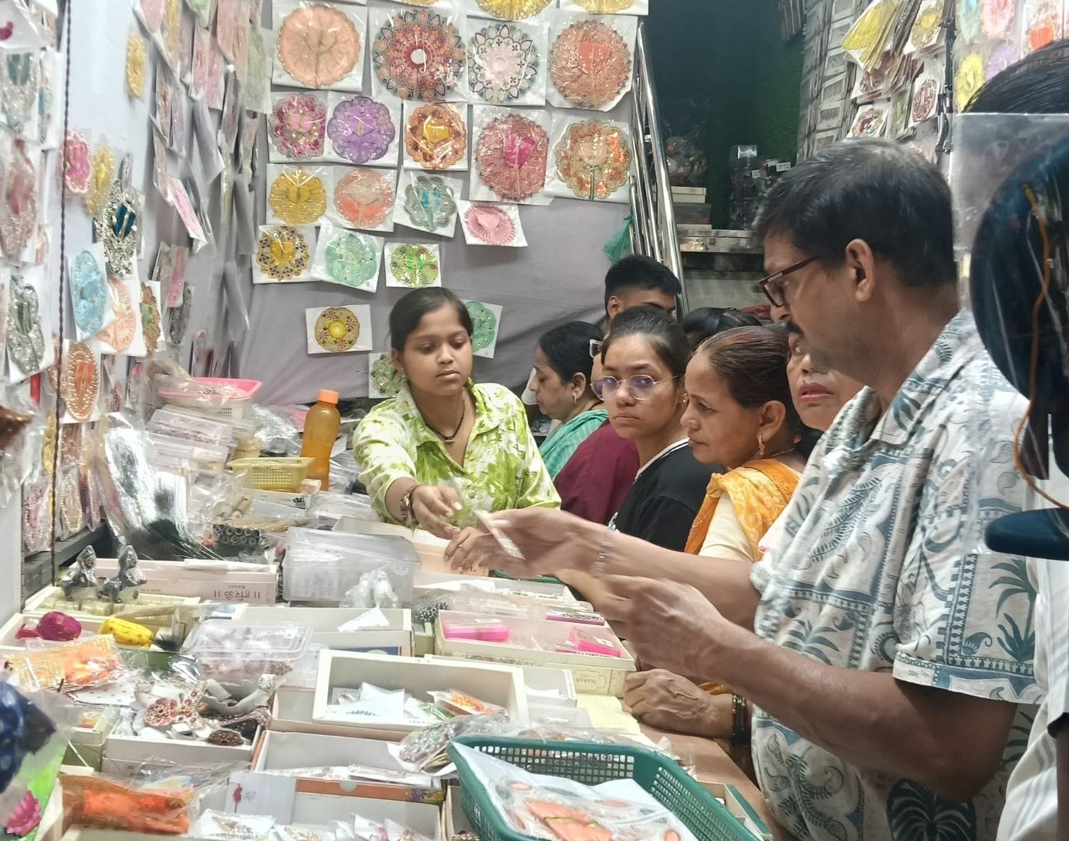 शहर में बड़ा बाजार में पोशाक की खरीदारी करते ग्राहक। संवाद
