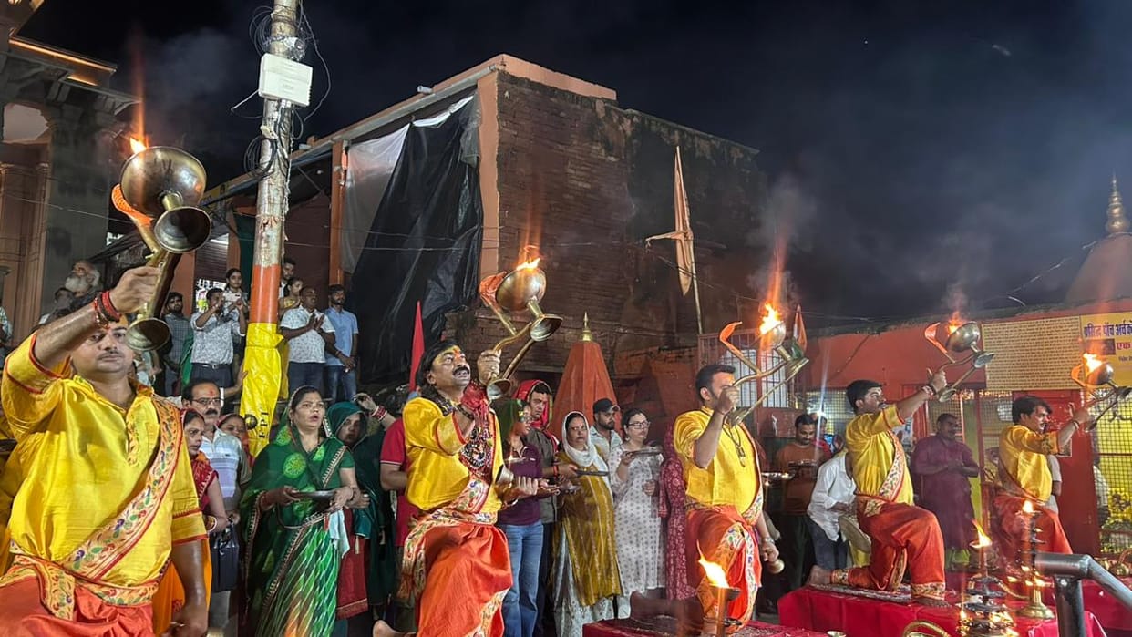 Aarti performed for Mother Ganga; devotees left spellbound.