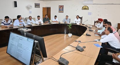 शिमला-मटौर फोरलेन परियोजना से संबंधित बैठक में मौजूद अधिकारी। स्रोत: डीपीआरओ