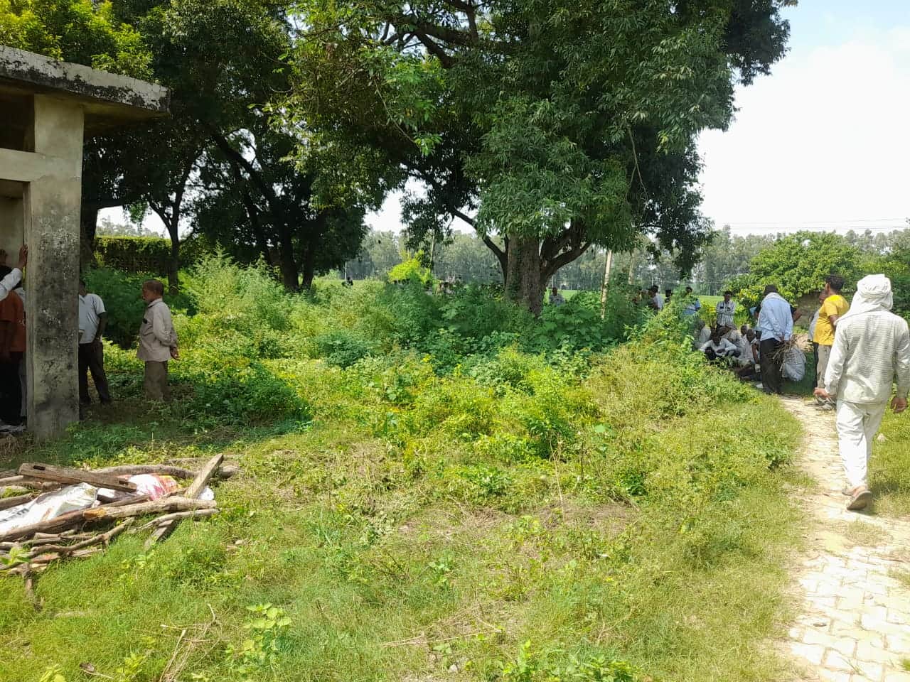 श्मशान घाट में उगी झड़ियों के बीच अंतिम संस्कार करने पहुंचे लोग। संवाद