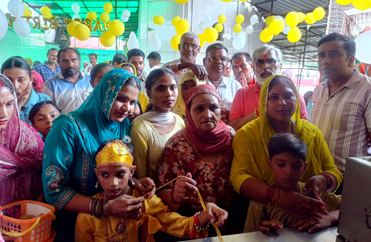 Devotees immersed in the spirit of Kanhaiya; Lord Shri Krishna was gently rocked in a cradle.