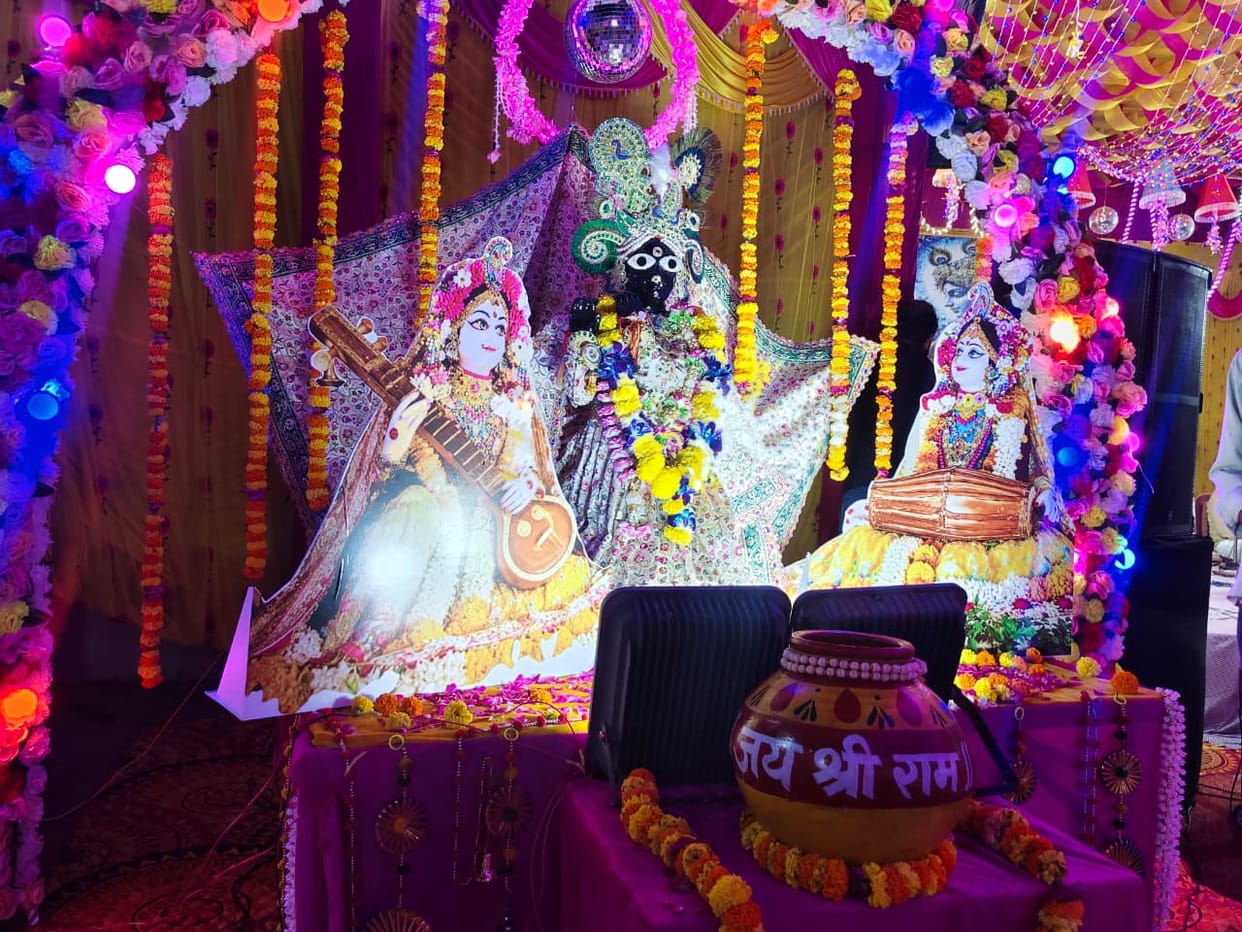 Devotees swayed in rapture to the song "Meri Baanh Pakad Lo Karuna Shyama."