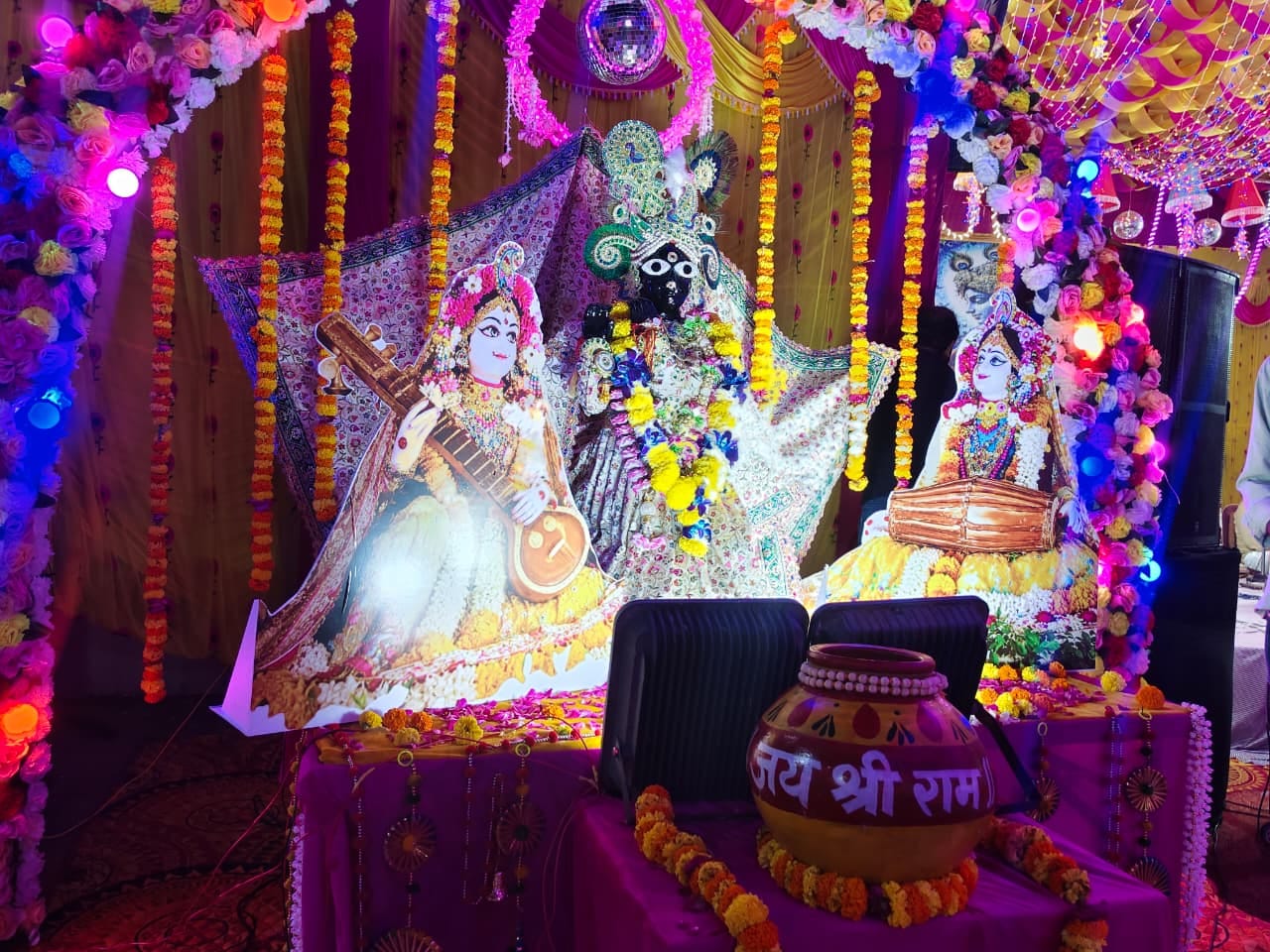 श्री सनातन धर्म मंदिर मॉडल टाउन में संकीर्तन संध्या में सजे श्रीकृष्ण-राधे। स्रोत : मंदिर