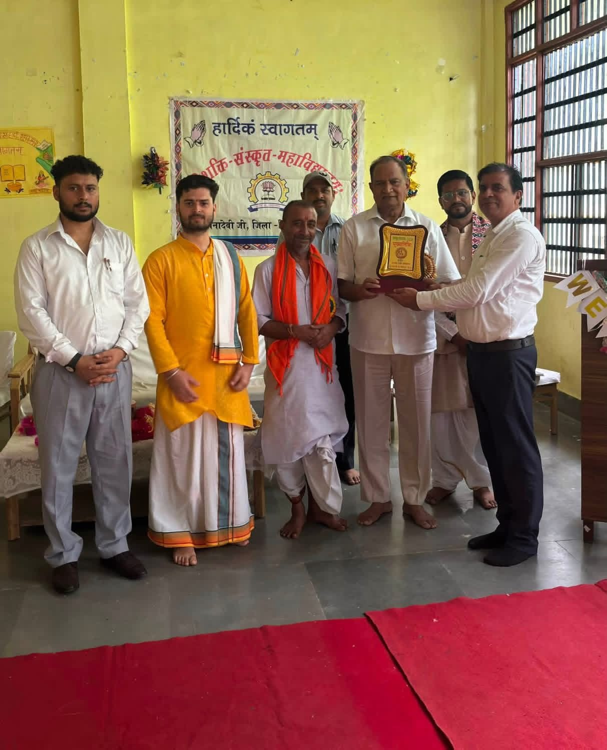 श्री शक्ति संस्कृत महाविद्यालय श्री नयना देवी जी आयोजित संस्कृत सप्ताह के मौके पर मुख्यातिथि को