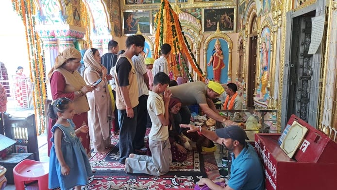 श्री ठाकुर सत्यनारायण मंदिर रामपुर में श्री कृष्ण जन्माष्टमी पर्व पर दर्शन करते श्रद्धालु। संवा