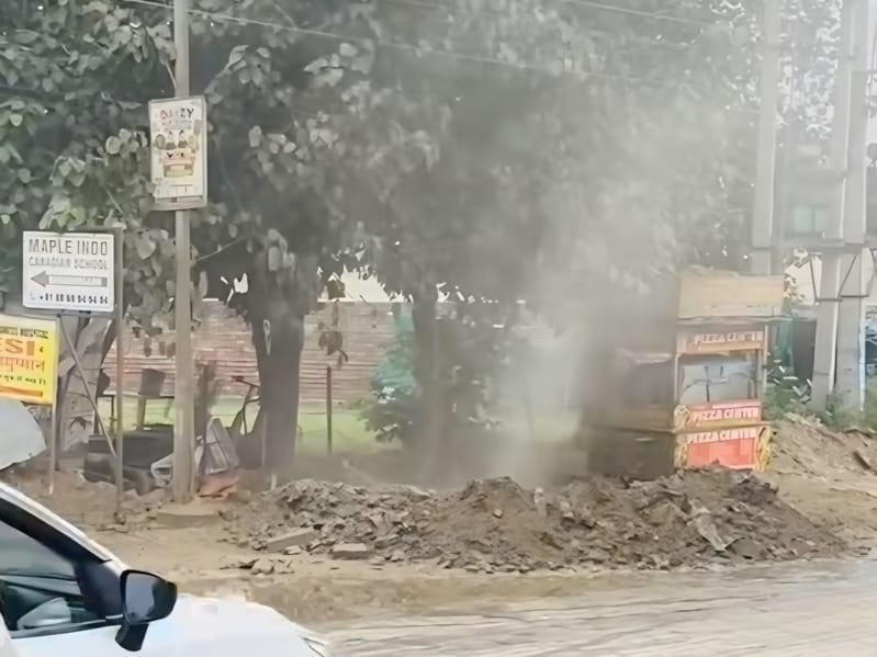 फ़ोटो-65: बहादुरगढ़ के ओमेक्स सिटी पाइप लाइन लीकेज से होता गैस रिसाव । स्रोत सोशल मीडिया