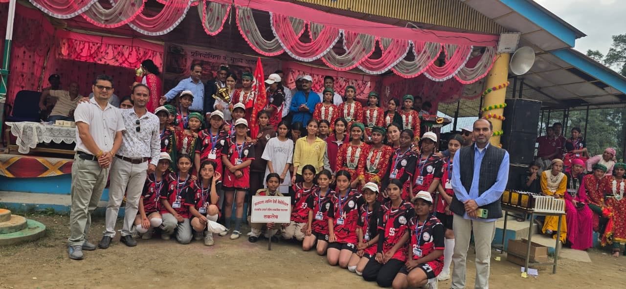 तकलेच स्कूल में आयोजित अंडर-19 छात्रा खेल एवं सांस्कृतिक प्रतियोगिता में विजेताओं को सम्मानित क