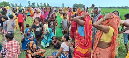 तालाब में डूबे दोनों किशोर व मौके पर जुटी भीड़।