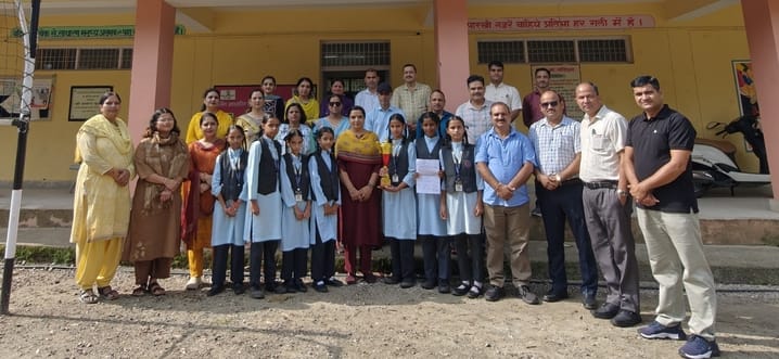 Dadh school girls won the Kho-Kho trophy.
