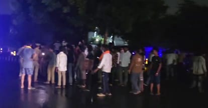 दुबग्गा चौराहे पर आईआईएम रोड जाम कर प्रदर्शन करते लोग।