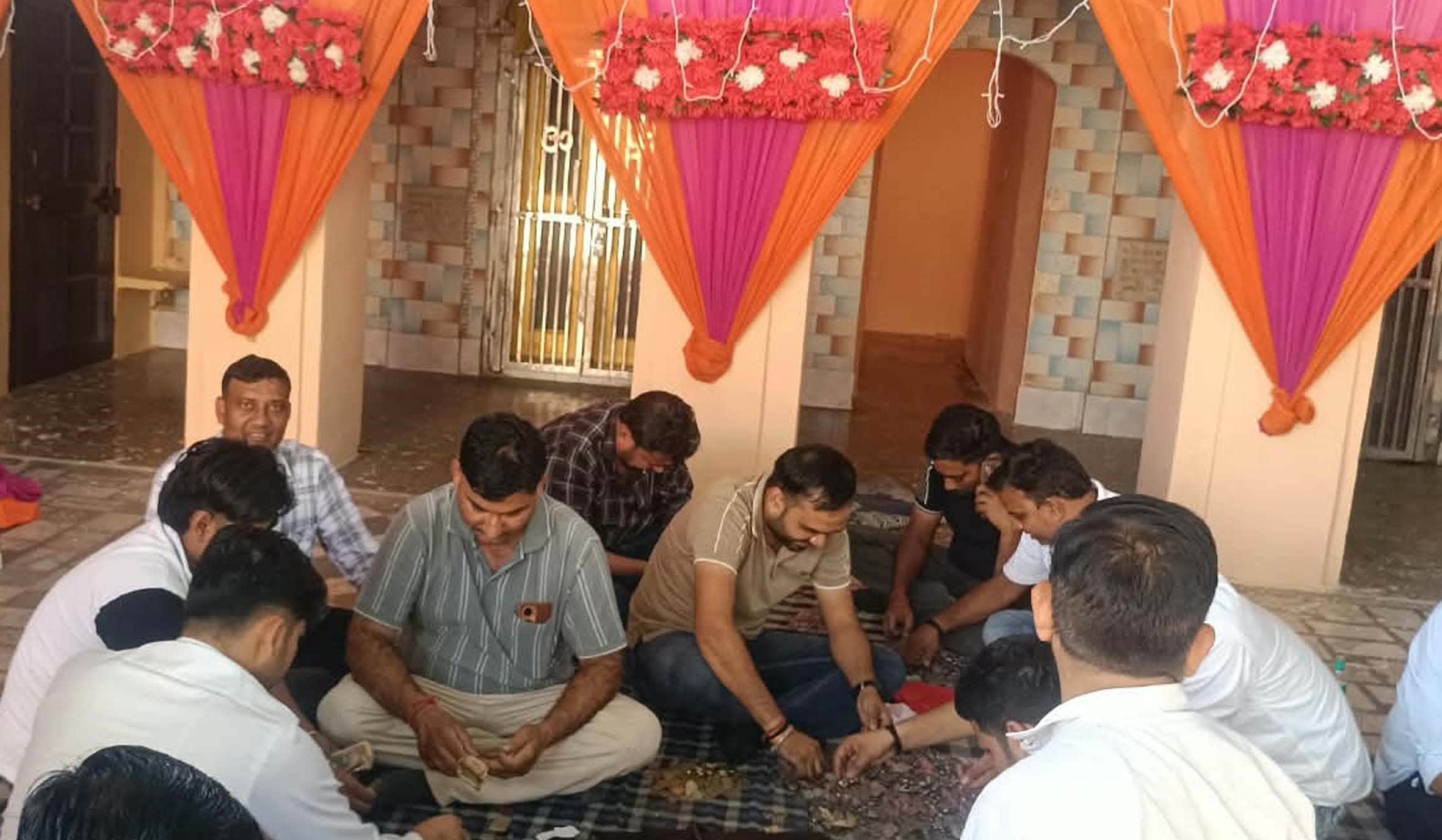 ठाकुरद्वारा मंदिर में दानपात्र में मिले धन की गणना करते अधिकारी व कर्मचारी। संवाद