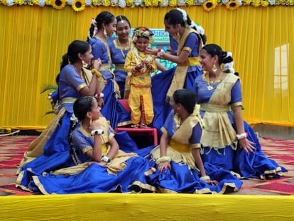 दिल्ली पब्लिक इंटरनेशनल स्कूल में श्रीकृष्ण जन्माष्टमी  पर्व पर प्रस्तुति देते बच्चे। स्त्रोत: 