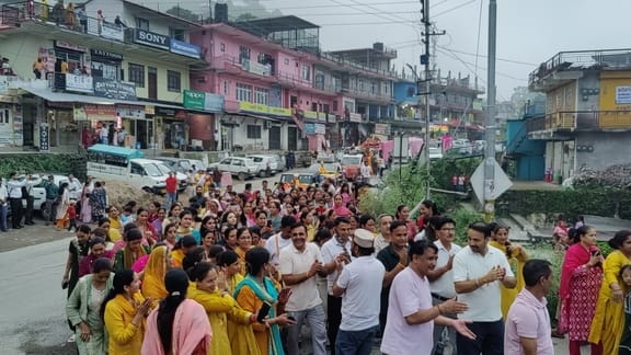 A religious procession was taken out in Darlaghat; the atmosphere became filled with devotion through *gulal* and *bhajans*.