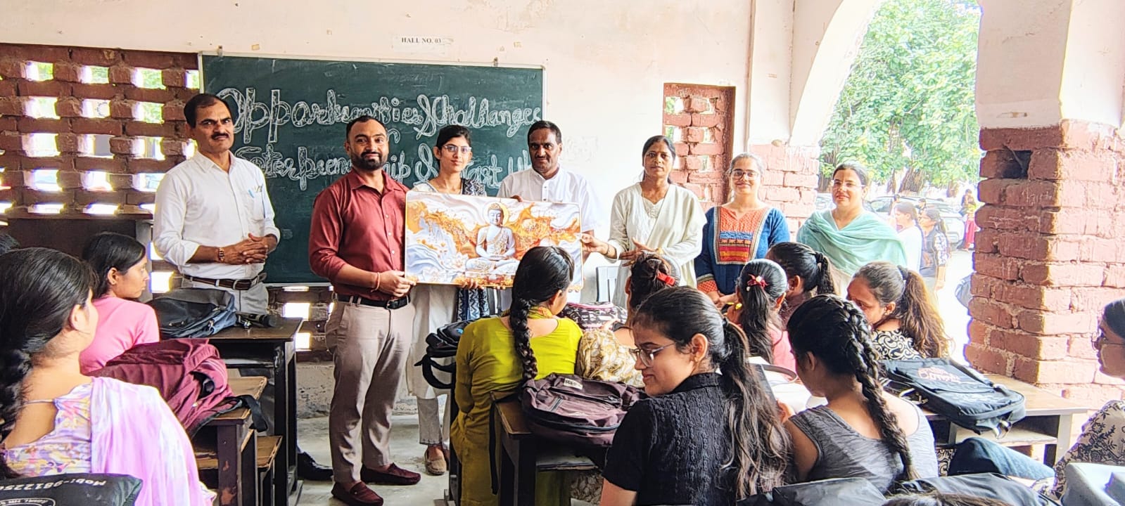 उद्यमिता दिवस पर व्याख्यान में मौजूद महाविद्यालय की छात्राएं व शिक्षक।स्रोत: कॉलेज