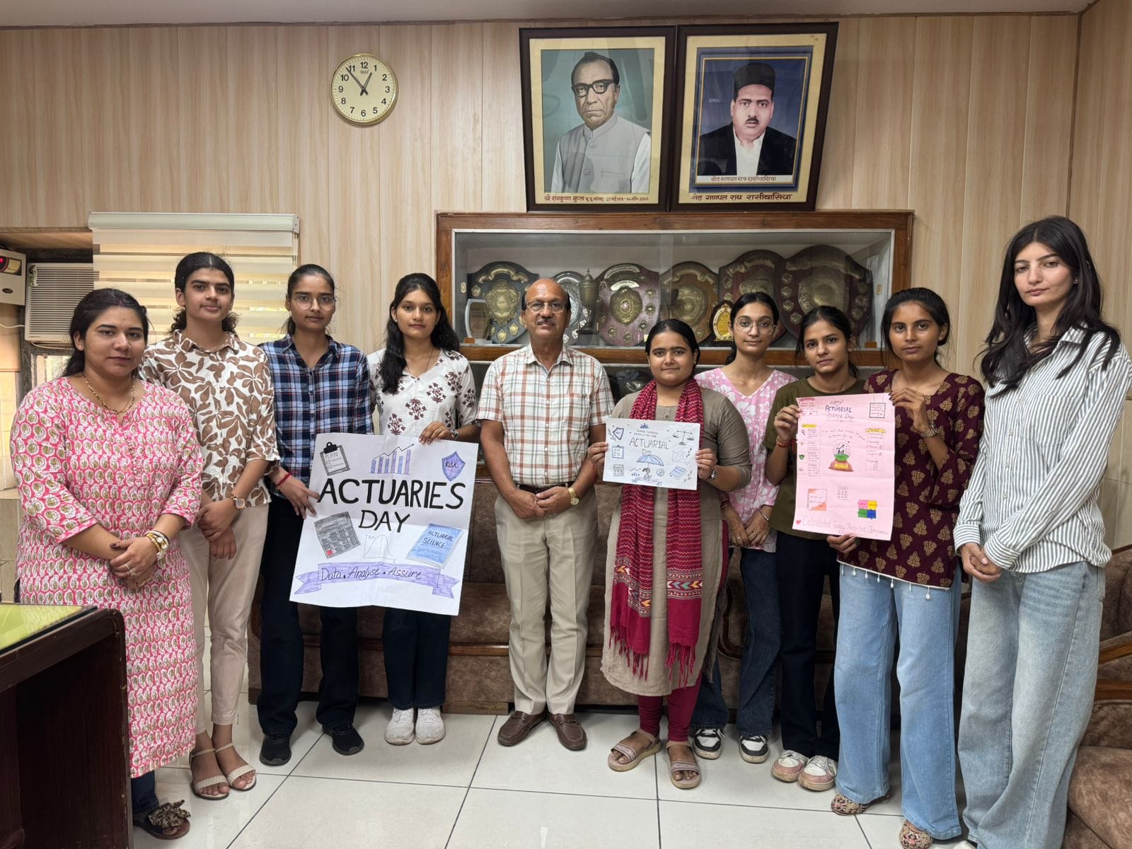 विजेता विद्यार्थियों को सम्मानित करते हुए प्राचार्य। 