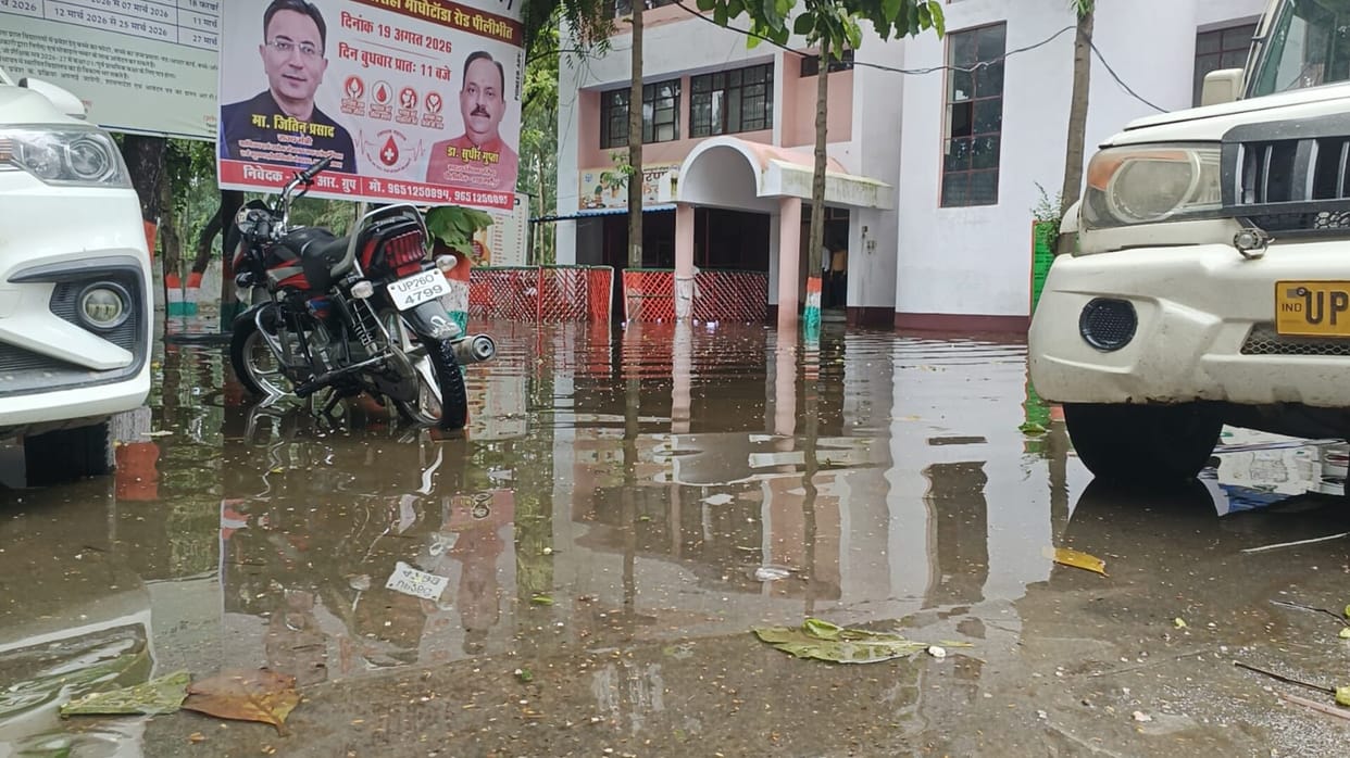 Rainwater enters Vikas Bhawan; flood-related difficulties mount for villages across the Sharda River.