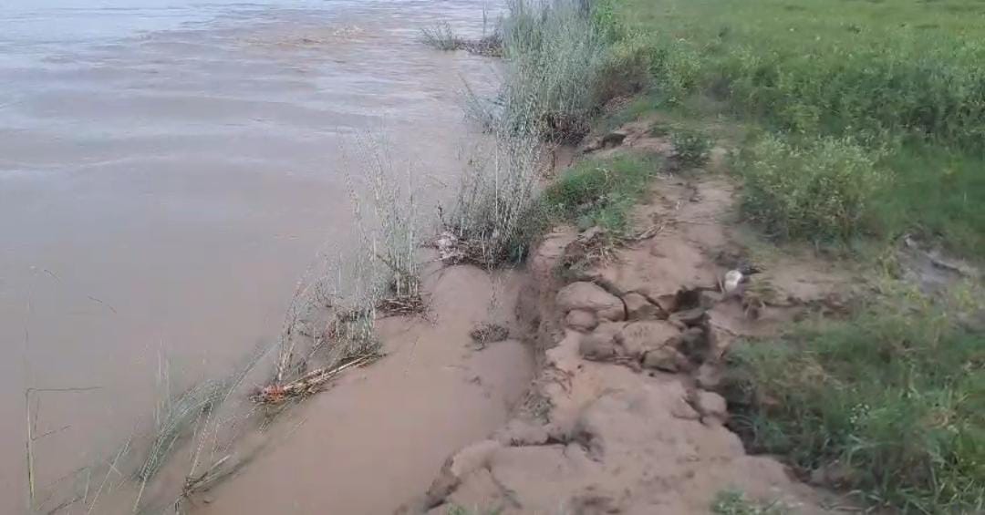 Fields being swallowed by the waves of the Rapti.