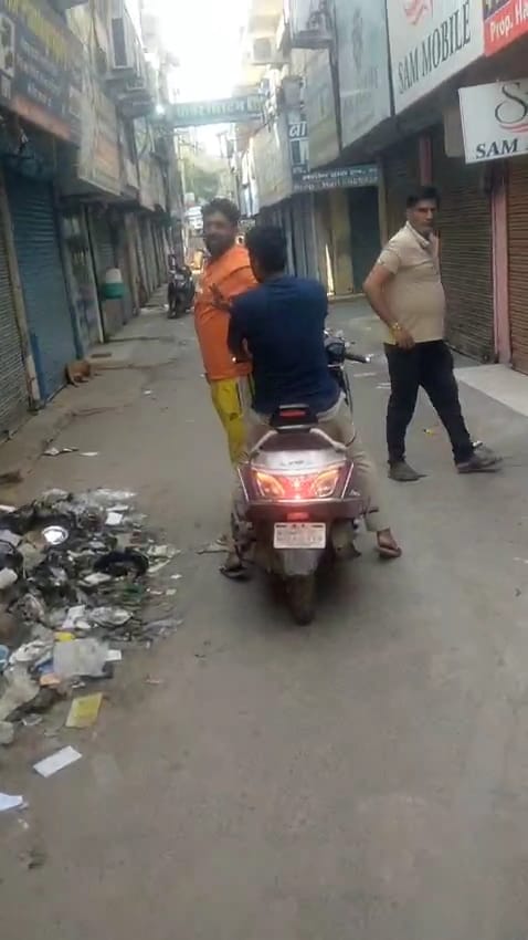 वायरल वीडियो में बाइक पर सवार होकर आए कर्मचारी।