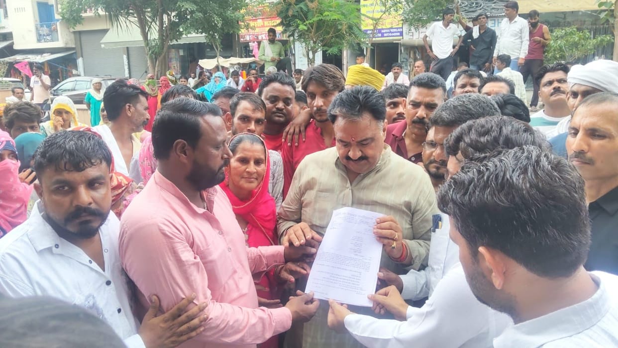 Sanitation workers stage protest; memorandum submitted to Deputy Speaker.