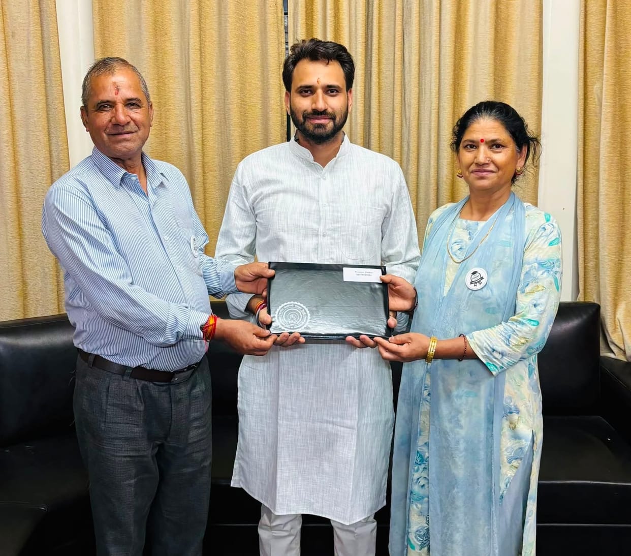 A four-kilometer journey with a backpack on his mother's shoulder... Son achieves doctorate