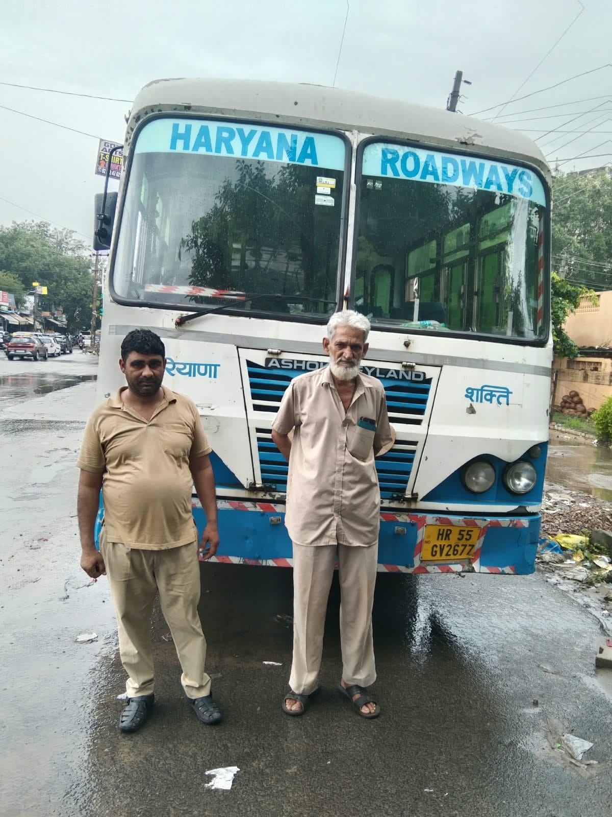 बारिश में जलभराव को लेकर सेक्टर-4/7 चौक के पास खड़ी की गई रोडवेज बस। फोटो- विभाग