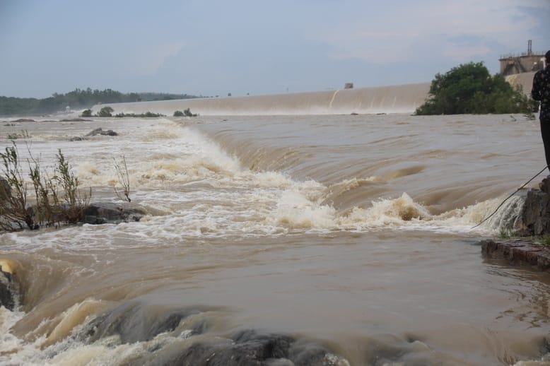 Betwa River swells due to heavy rain. 2 lakh cusecs of water released from Parichha Dam.