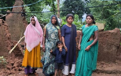 बेघर हुआ परिवार।