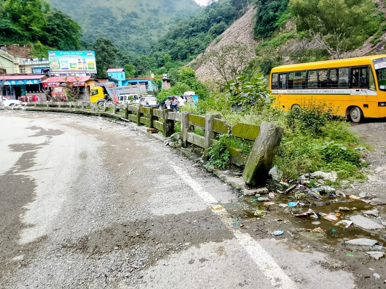 भरमौर-पठानकोट हाईवे पर नैनीखड्ड पुल पर खस्ताहाल पुल की रेलिंग। संवाद