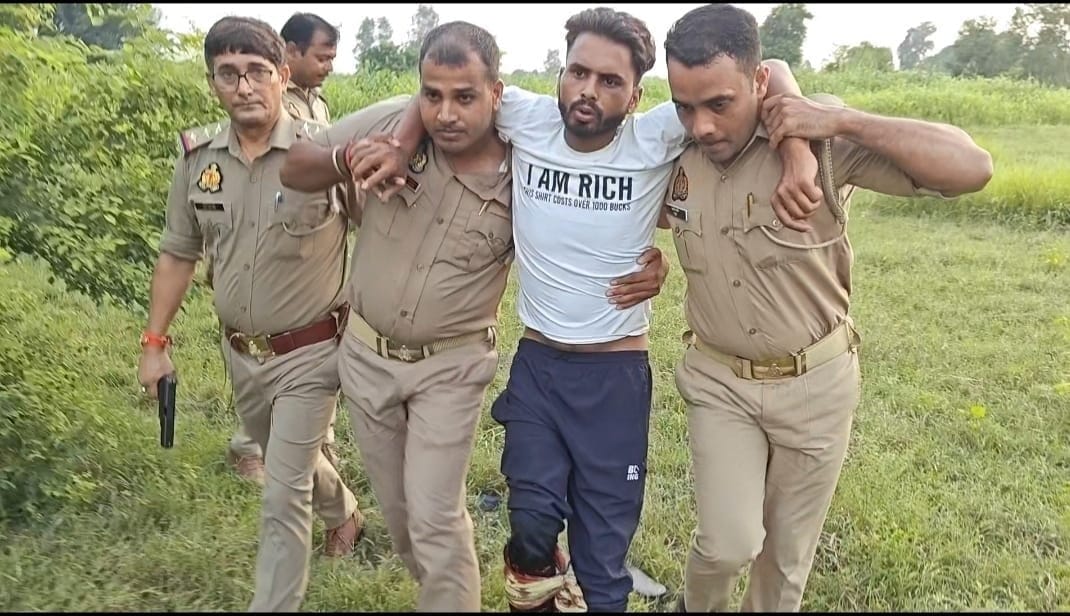  भीटी क्षेत्र के ओनी की बाग के पास शनिवार की शाम हुई मुठभेड़ में घायल आरोपी को ले जाती पुलिस। म
