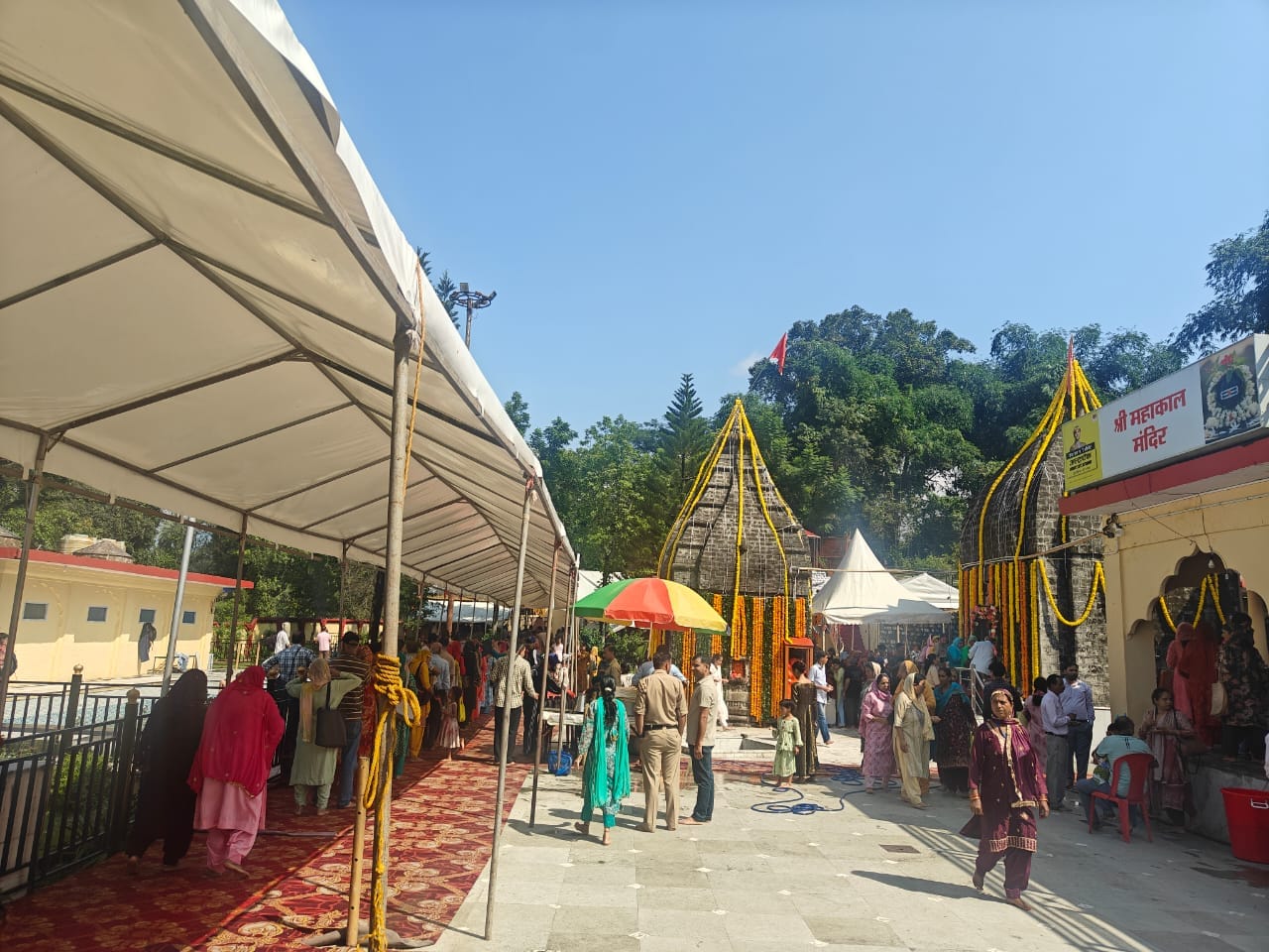 भादों माह के तीसरे शनिवार को लाइनों में लगे श्रद्धालु। जागरूक पाठक