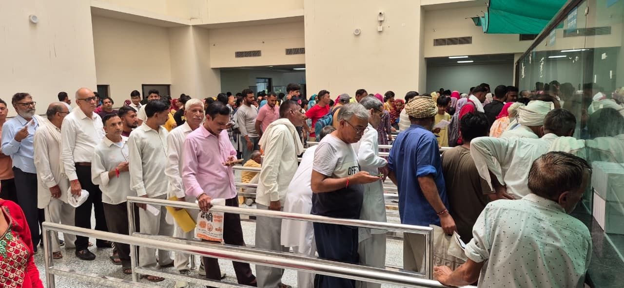 भिवानी के मेडिकल काॅलेज में लगी  मरीजों की भीड़। संवाद