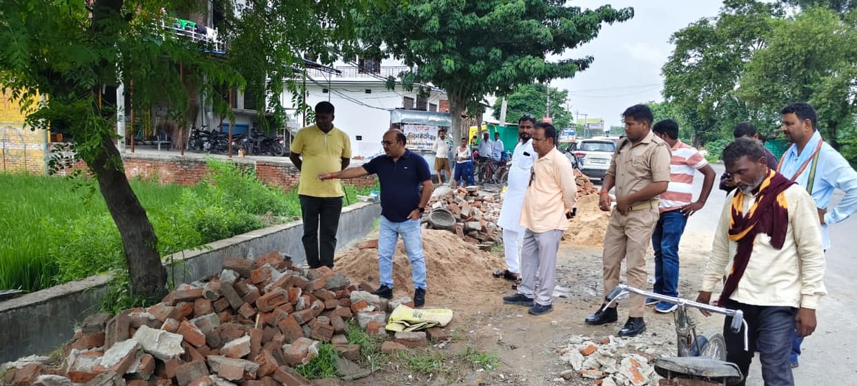 The CRO inspected the collapsed drain during the rain and scolded the JE.