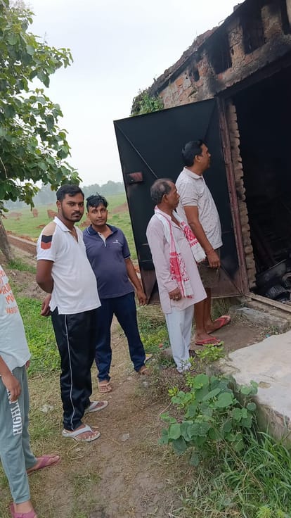 बांसडीह कोतवाली क्षेत्र के टडवा गांव स्थित टेंट गोदाम में लगी आग की सूचना पर पहुंचे लोग। जागरु