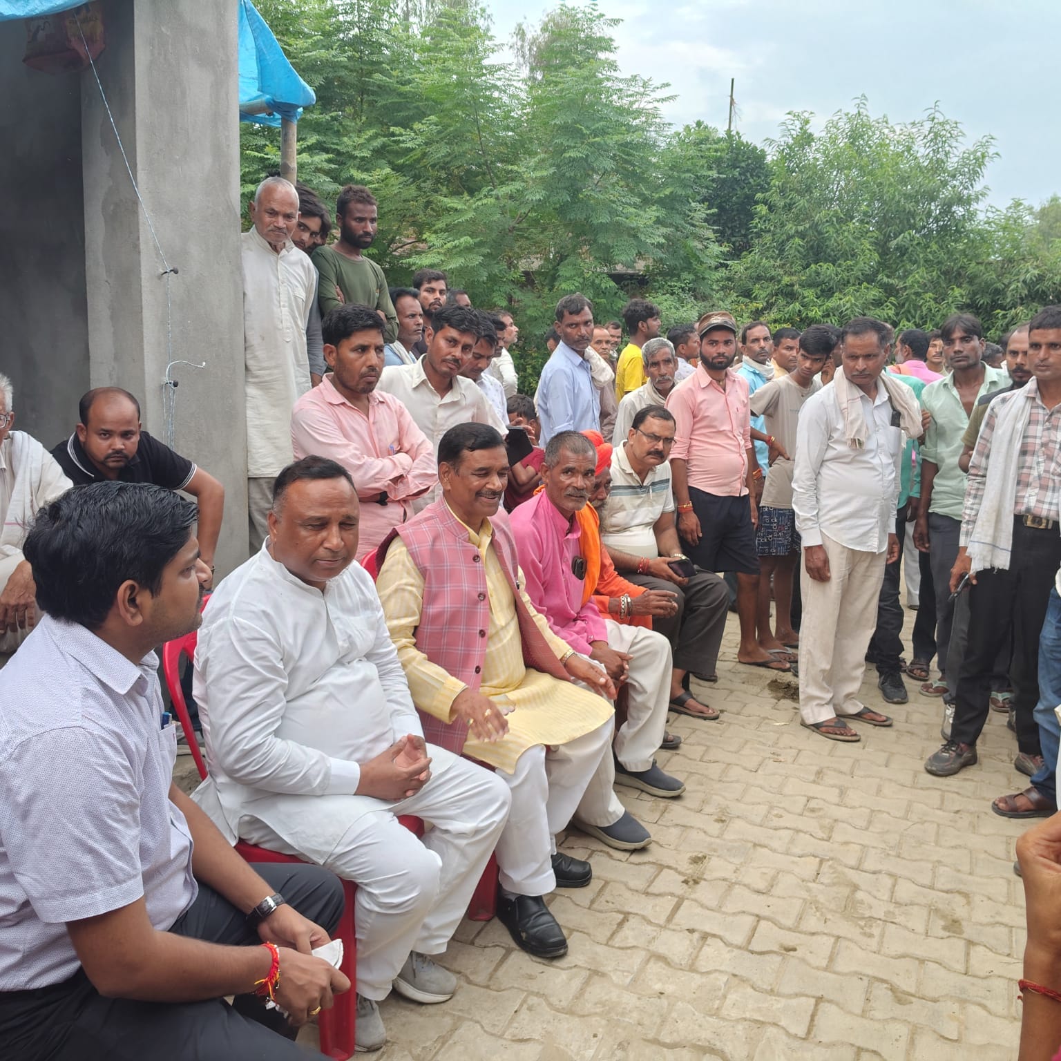 बड़ेपुरा कुसुमा गांव में मृतकों के घर के बाहर लगी ढांढस बंधाने वालों की भीड़। संवाद