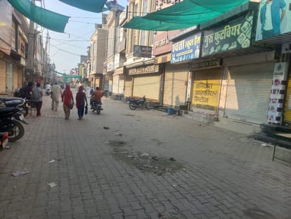 चोरी की वारदात के बाद रानियां में बंद बाजार। 