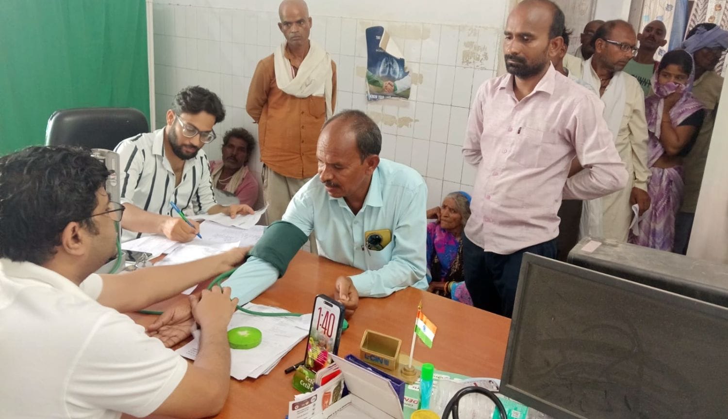 फोटो 04 एमएएचपी 01 परिचय-जिला अस्पताल की ओपीडी में मरीजों का उपचार करते डाॅ. गुलशेर अहमद। संवाद