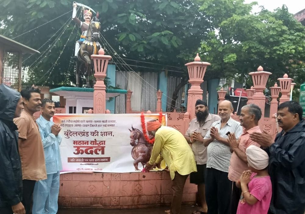 फोटो 04 एमएएचपी 12 परिचय-शहर के मुख्य बाजार में वीर ऊदल की जयंती पर पुष्प अर्पित कर नमन करते बु