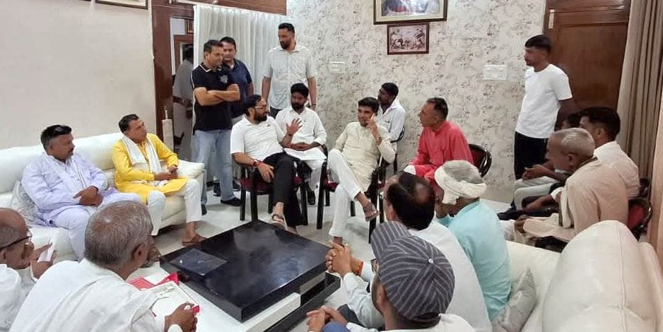 फोटो 04जेएनडी16-कार्यकर्ताओं से रूबरू होते हुए विधायक देवेंद्र चतरभुज अत्री। स्रोत कार्यकर्ता