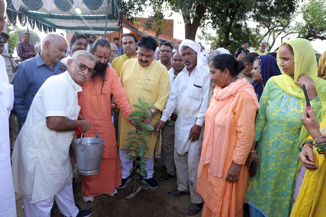 Message of environmental protection given by planting 1100 trees